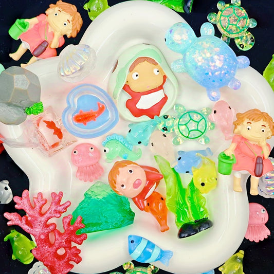 ポニョの1人遊び - 2種類のポニョの立体的パーツ&ポニョの平面パーツ＆2種類の金魚、クラゲ、2種類の夜光亀、2種類の石、海くそ、珊瑚、カクレクマノミ、7種類の魚、扇貝とパール、海馬パーツ - D24 - kosbling - beads