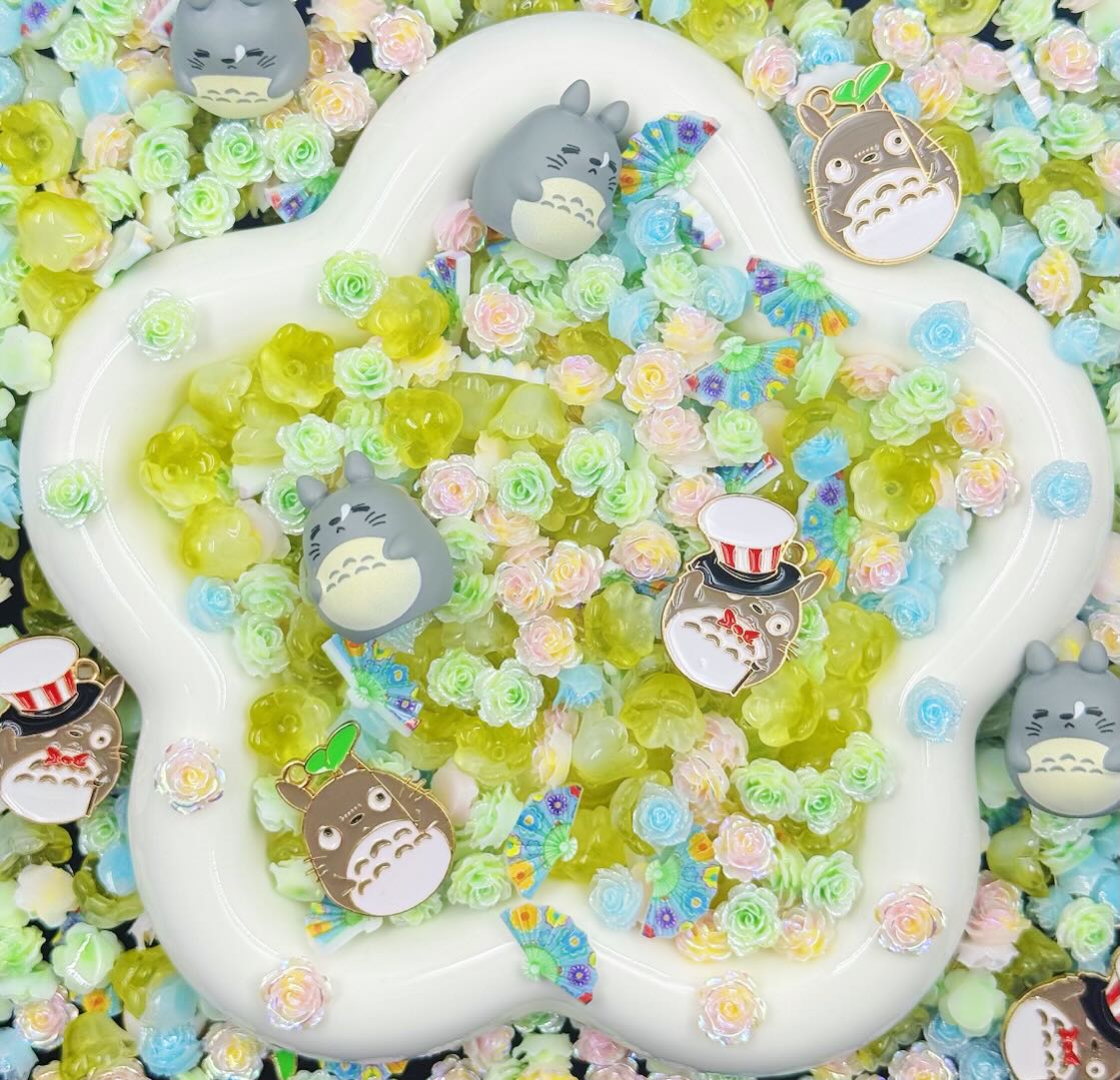 【新作 一つ買うと二つゲット】おやすみ花畑トトロ ‐ 2種類のトトロメタルパーツ、立体的なトトロ＆３種類のソフト花＆抹茶鈴蘭ガラスビーズ＆扇パーツ - Kosbling - beads