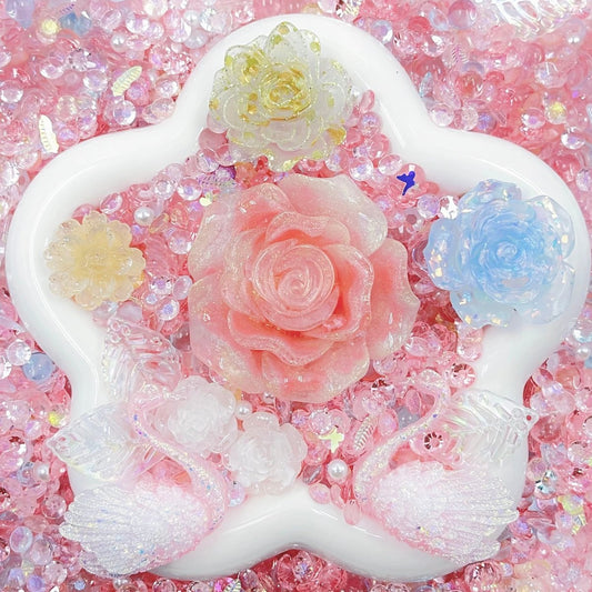 愛のきらめき ‐ 2種類の白鳥パーツ＆5cmのLサイズ花＆透かし編み葉っぱパ2種類の３㎝夜光レジン花＆2種類の2㎝夜光レジン花＆夜光ライトストン - D23 - kosbling - beads