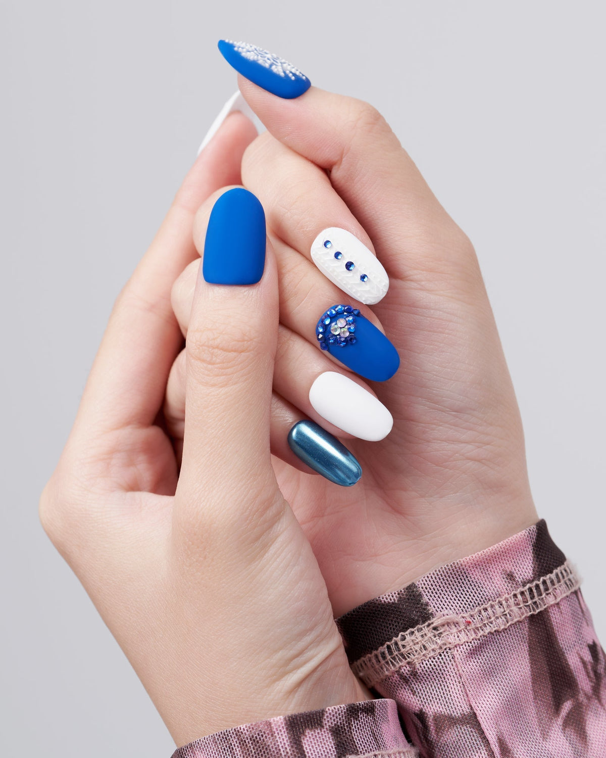 KOSBLING nail studio — Magic Snowflake / Medium Round