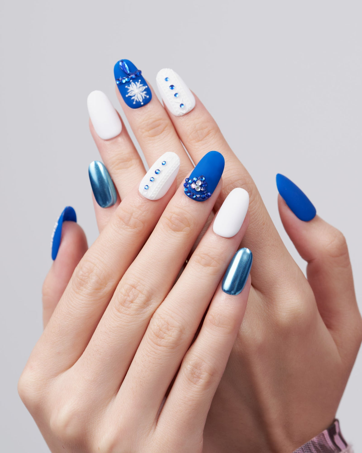 KOSBLING nail studio — Magic Snowflake / Medium Round