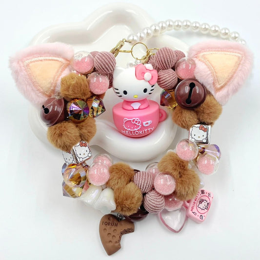 一口食べたのはキティーちゃん ‐ コーヒーカップキティ、キティのカバン、チョコケーキ、キティの耳のパーツ＆キティのキューブビーズ＆ダイヤモンド、布のビーズ、フワフワ、鈴ビーズ - A58 - kosbling - beads