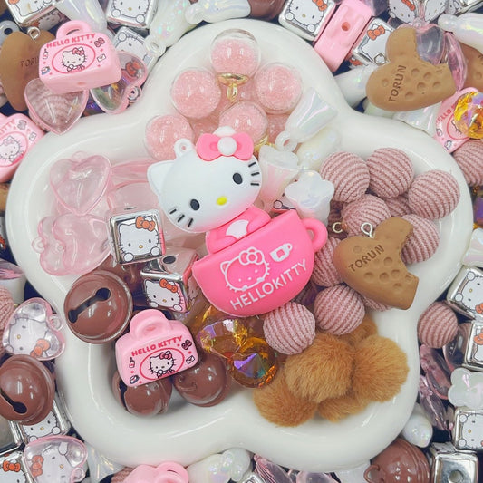 一口食べたのはキティーちゃん ‐ コーヒーカップキティ、キティのカバン、チョコケーキ、キティの耳のパーツ＆キティのキューブビーズ＆ダイヤモンド、布のビーズ、フワフワ、鈴ビーズ - A58 - kosbling - beads